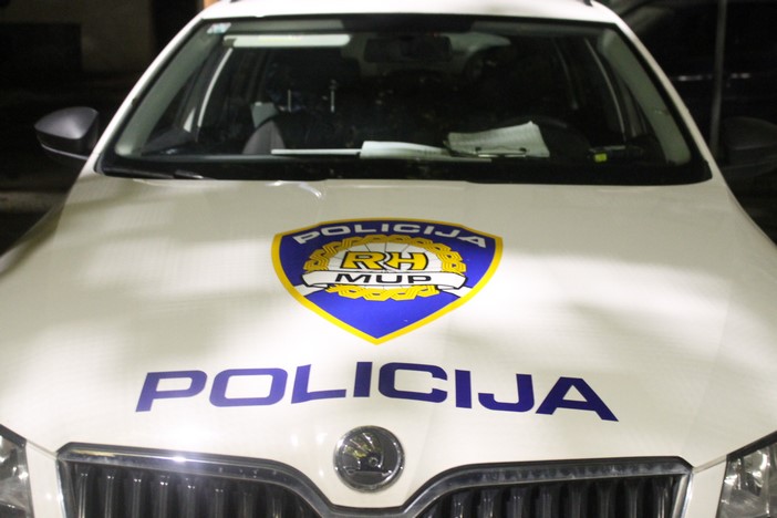 Maloljetnik ukrao novac, ključeve i auto